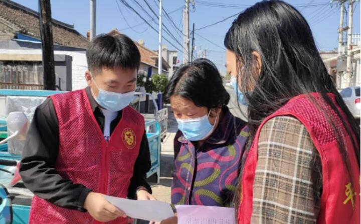 9月2日，镇里的工作人员正在给村民宣传生物质清洁取暖的好处，从经济、环保、安全、高效、便捷等方面向群众详细介绍，并向现场群众和过往行人发放《生物质颗粒炉具政策解读及安装明白纸页》，对群众关心关注的问题进行答疑解惑。